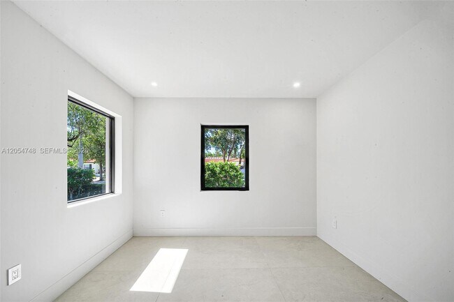 Building Photo - 899 NE 71st St