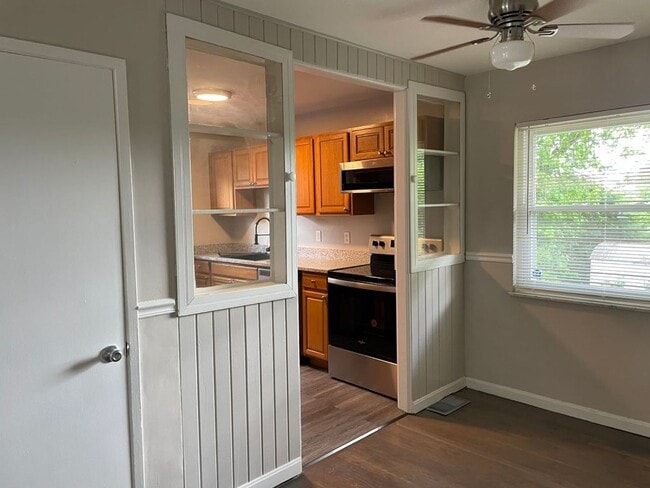 Building Photo - Amazing 3 bedroom 2 bathroom house availab...