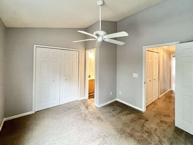 Building Photo - STEELECREEK TOWNHOUSE!