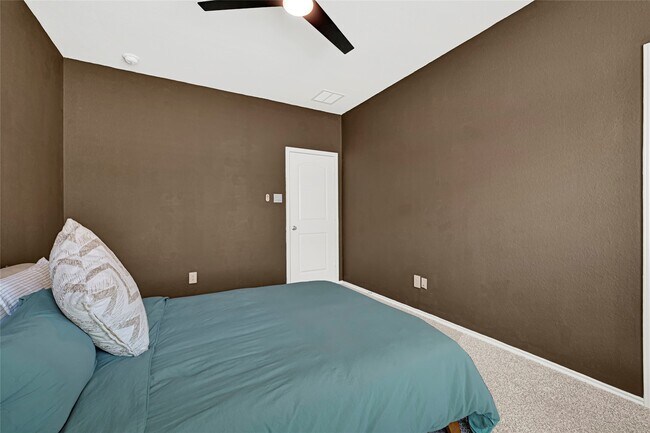 Building Photo - 24323 Elmwood Falls Dr