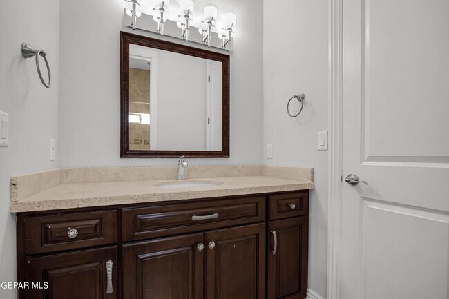 Building Photo - 2205 Hacienda Rey Dr