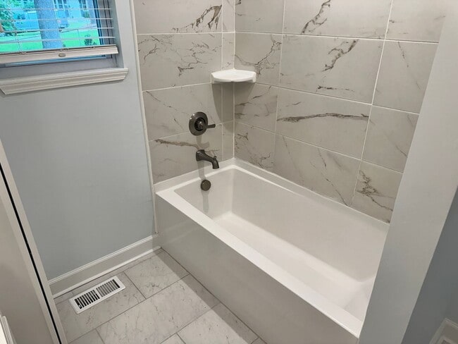 Building Photo - Beautiful 3 Bedroom Home in Windsor Park!