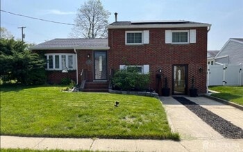 Building Photo - 42 Albert Dr
