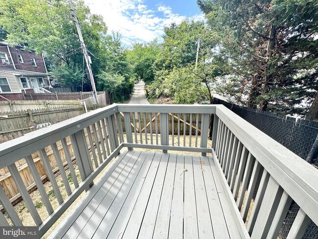 Building Photo - 1010 Bashford Ln