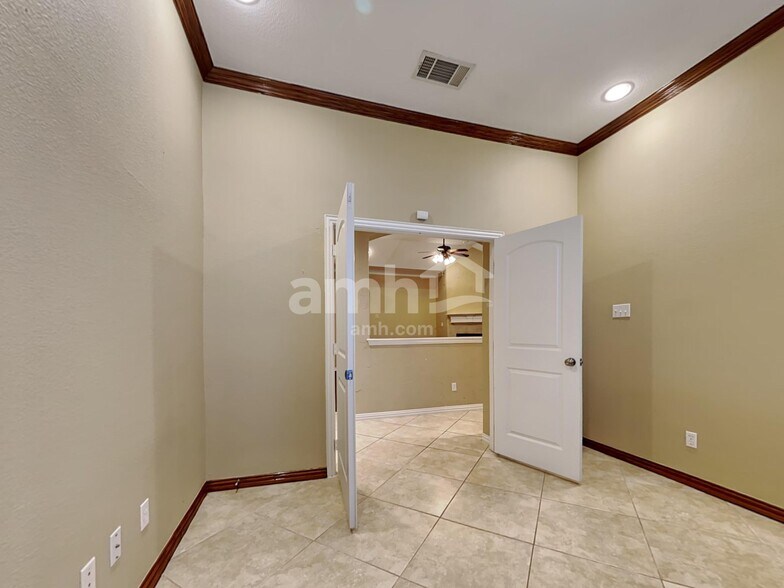 Building Photo - 1004 Belmont Dr