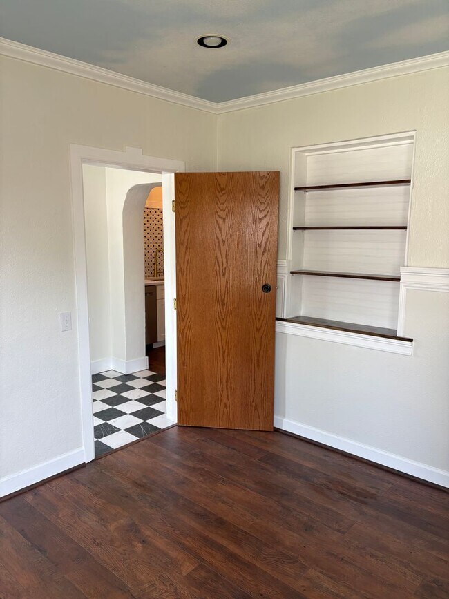 Building Photo - Beautifully Remodeled 3BA/1BA Audubon Home