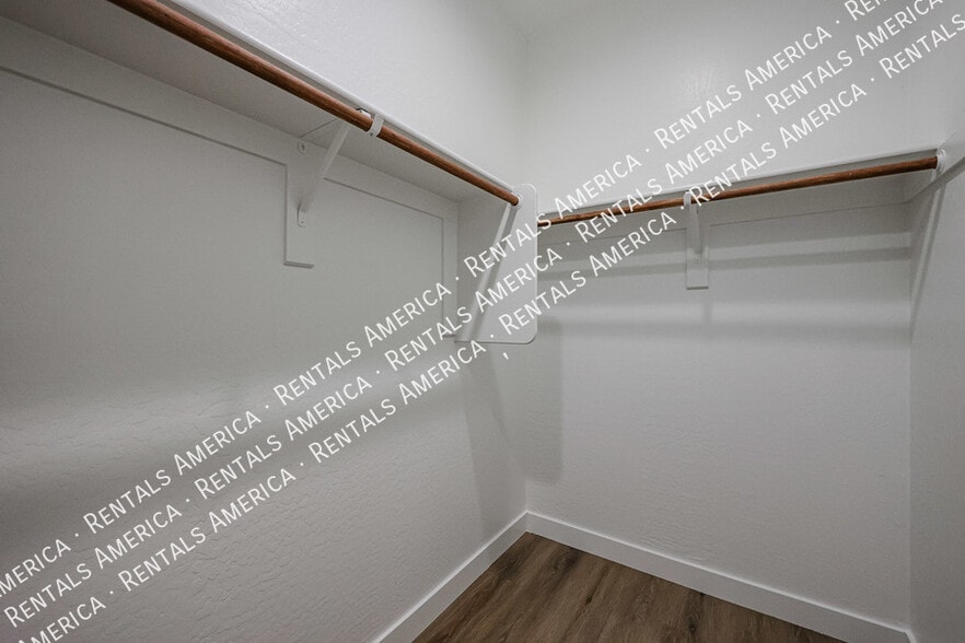 Building Photo - 9718 E Tahoe Ave