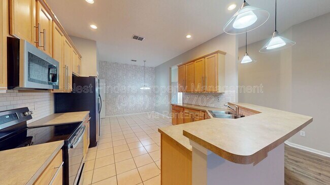 Building Photo - 2202 S Cranbrook Ave