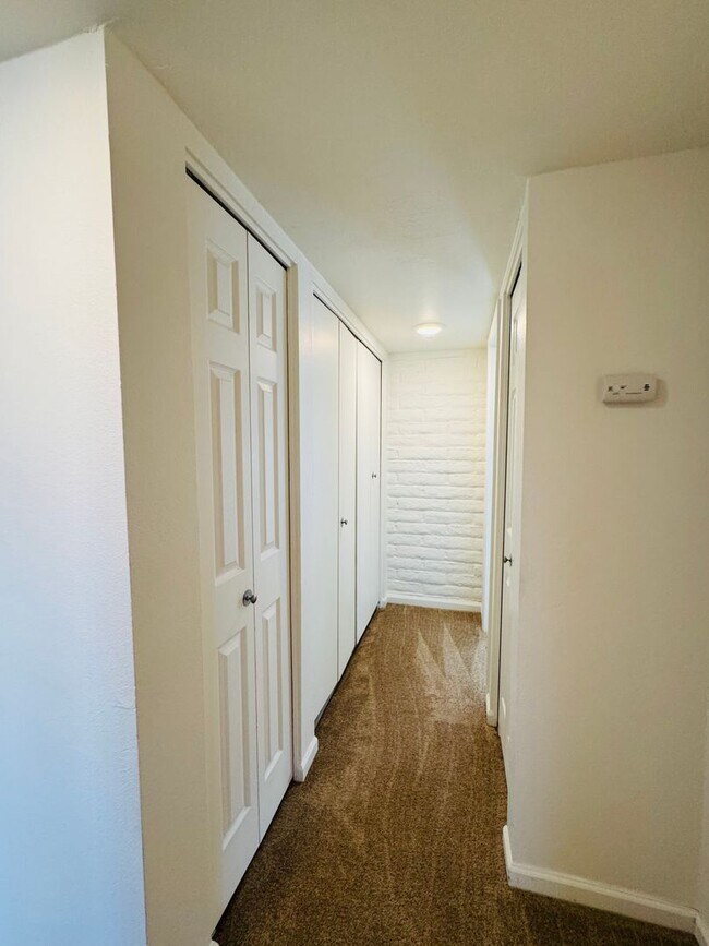Building Photo - Beautiful Townhome in Great Eastside Location