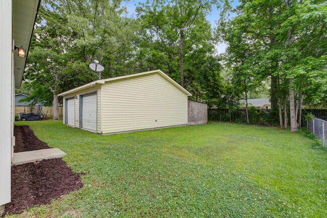 Building Photo - 108 Pine Ct