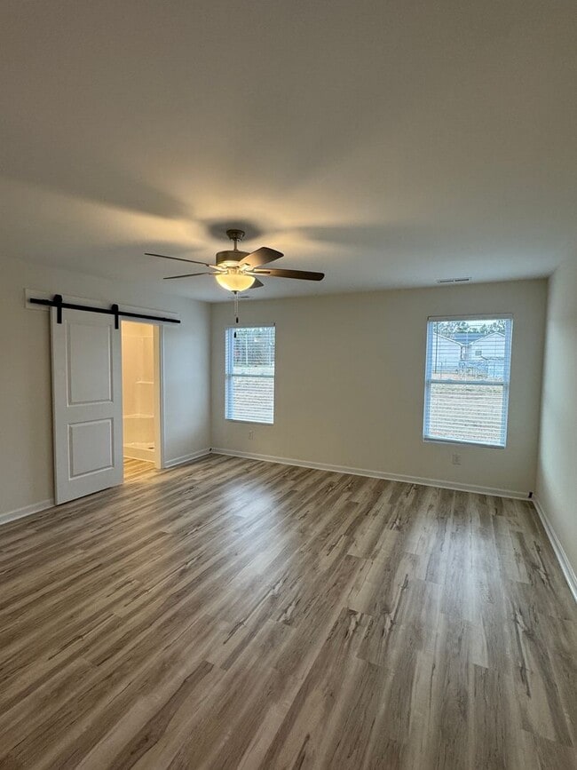 Building Photo - 4 Bedrooms! 1st Month's Rent Free!!