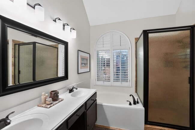 Building Photo - 300 N Carriage Hills Dr