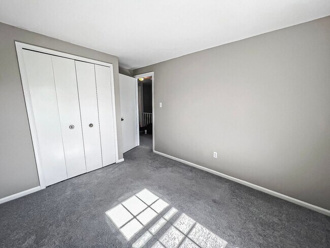 Building Photo - Sunny And Delightful 3 Bed 2.5 Bath Interior Townhome In Refreshing Newgate