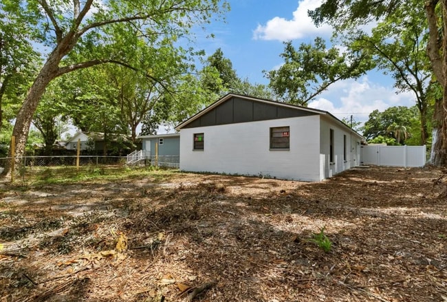 Building Photo - 1706 E Poinsettia Ave