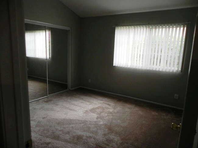 Building Photo - **COMING SOON**  LONG BEACH 2BR/2BA CONDO