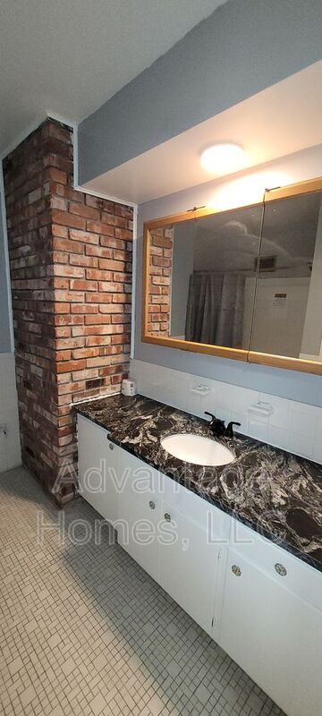 Building Photo - 8914 Grandview Dr