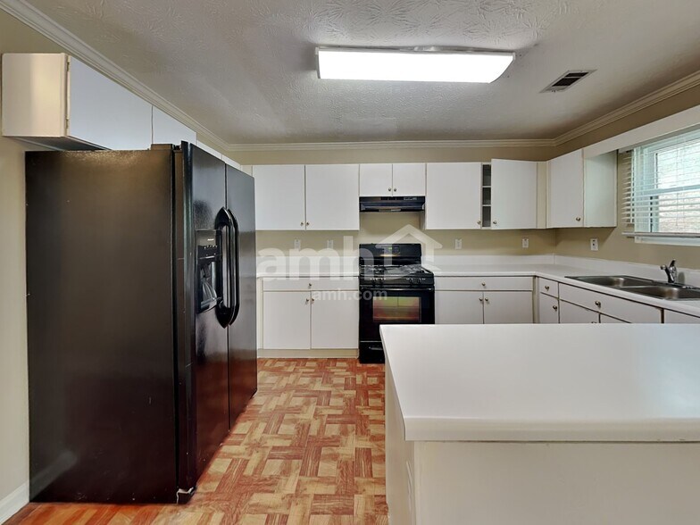 Building Photo - 3002 Sentinel Cir