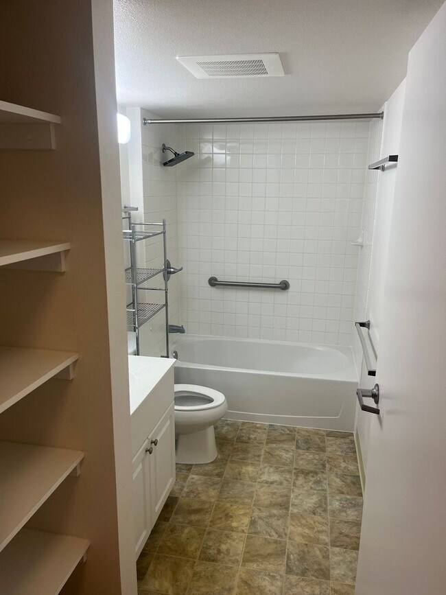 Building Photo - 2 Bedroom, 1.5 Bath, 1 Parking Close to Everything