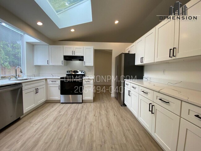 Building Photo - Stylishly Renovated Home with Private Back...