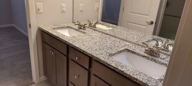 Building Photo - 5909 NE 57th Ave