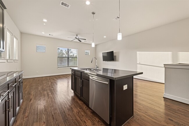 Building Photo - 3925 Tulane Oak Dr