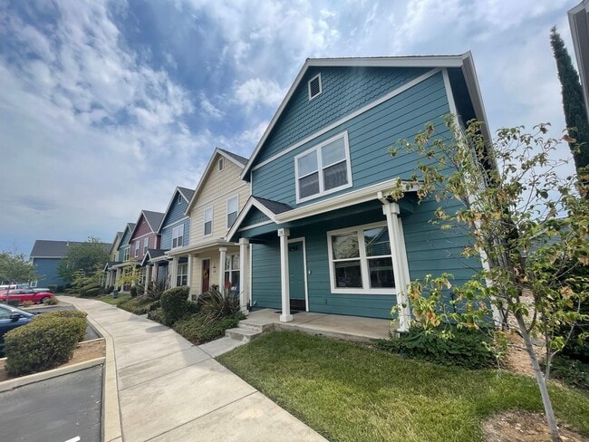 Primary Photo - Updated 3 Bed 2 Bath Townhome Located at H...