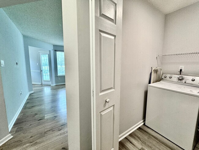 Building Photo - 4-Bedroom Home Castleton Ready 07-16-26! A Pet-Friendly Home - All Appliances - Fenced Yard - Exc...
