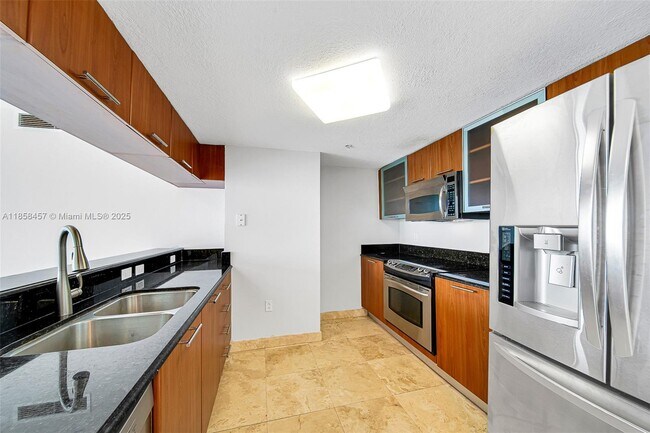 Building Photo - 1800 N Bayshore Dr
