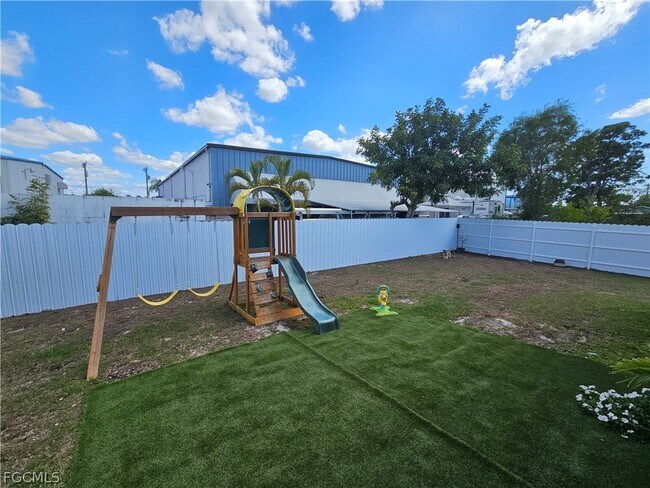 Building Photo - 2425 NE 7th Pl