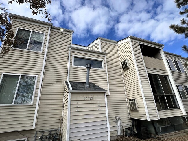 Building Photo - 2 Bedroom 1 Bathroom Garden Level Apartment in Aurora