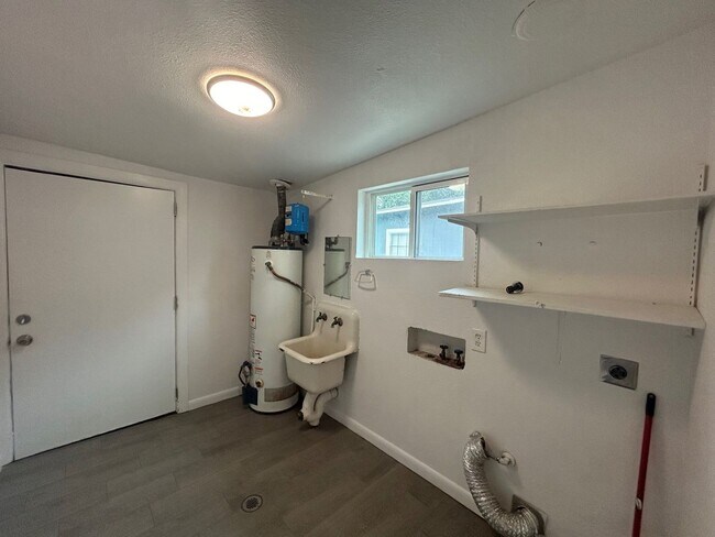 Building Photo - Charming 4 Bed, 3 Bath Home + Bonus 1 Bed/1 Bath Casita!