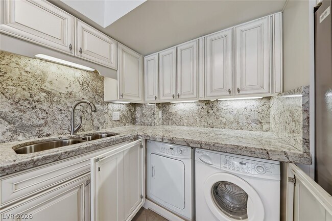 Building Photo - 205 E Harmon Ave