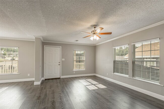 Building Photo - 164 Varsity Dr