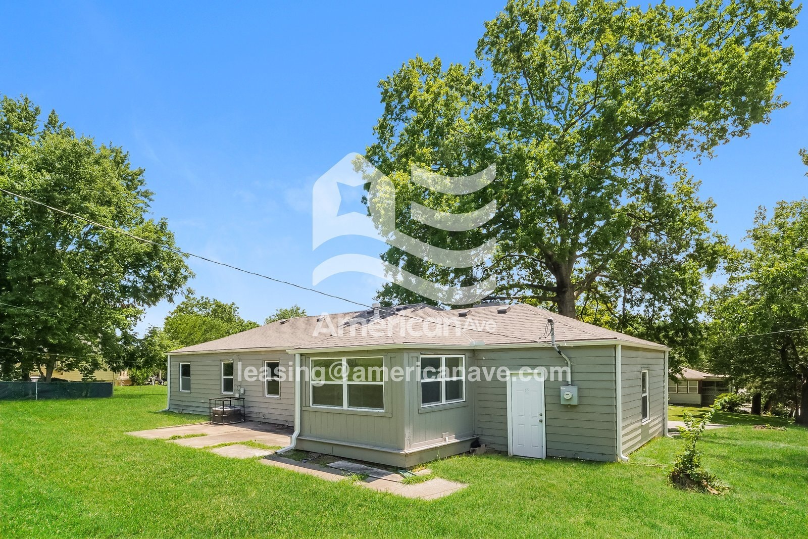 Building Photo - 904 E 84th Terrace