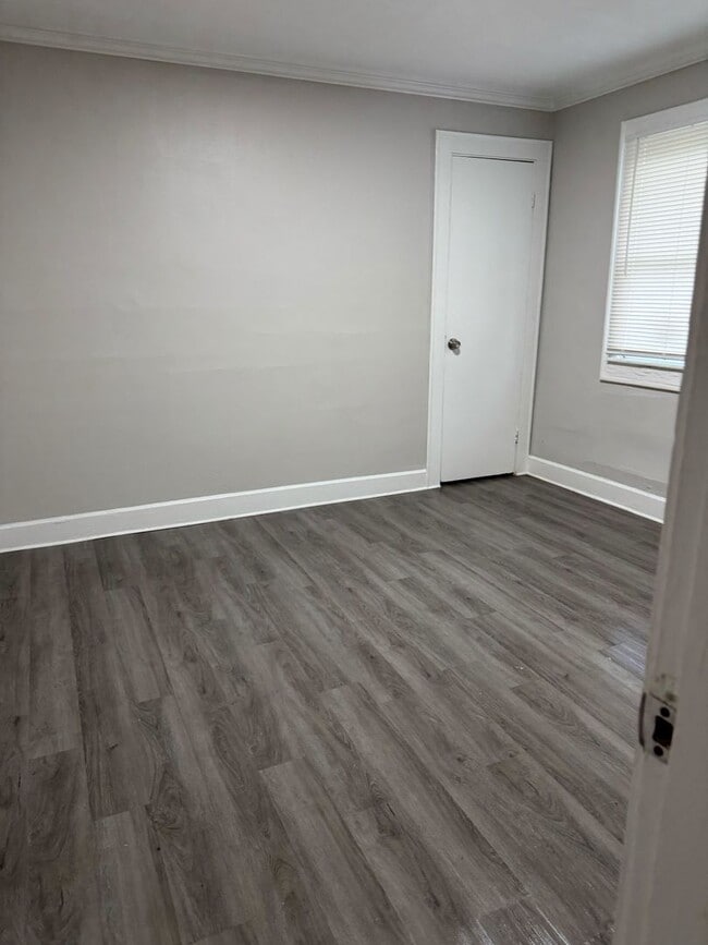 Building Photo - 2 bed 1 bath