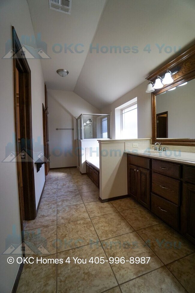 Building Photo - Executive Home in Yukon Schools