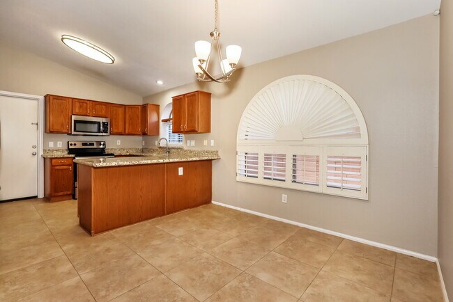 Building Photo - 672 E Lovegrass Dr