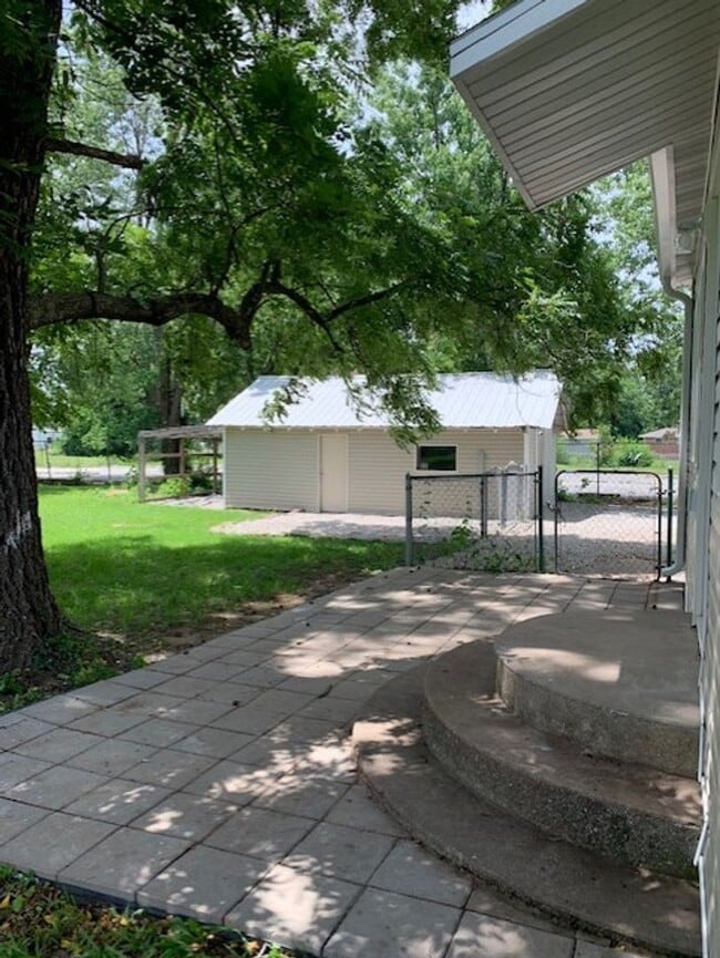 Building Photo - PRE-LEASING! Beautiful 3 Bedroom 2 Bath 2 Living Areas + Detached 1 Car Garage/ Workshop