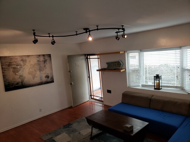 Building Photo - 707 Vernon Ave