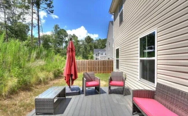 Building Photo - Spacious 4/2.5 Move In Ready Now