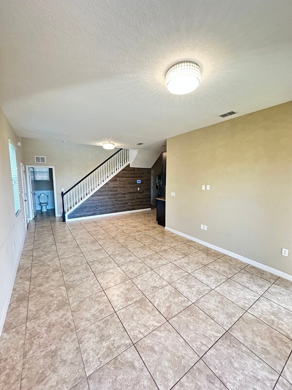 Building Photo - 2412 Seven Oaks Dr