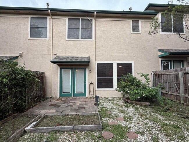 Building Photo - 2100 Pipers Field Dr