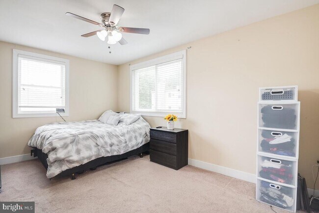 Building Photo - Amazing 2 bedroom/ 1 Bathroom unit with plenty natural light