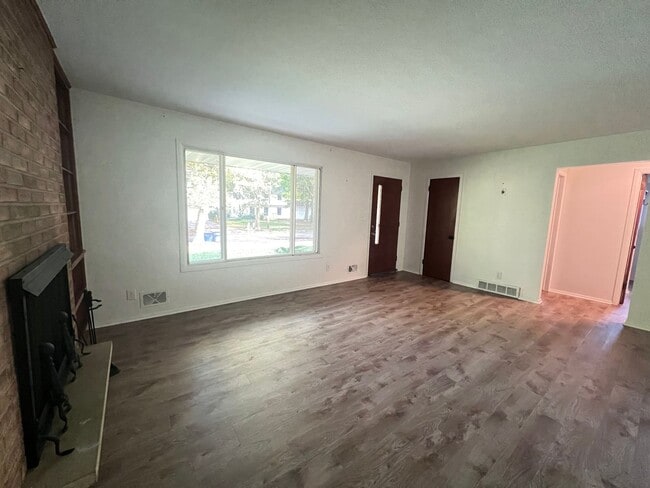 Building Photo - Two Bedroom Duplex SE Side w/ Decorative Fireplace! One Stall in Garage!