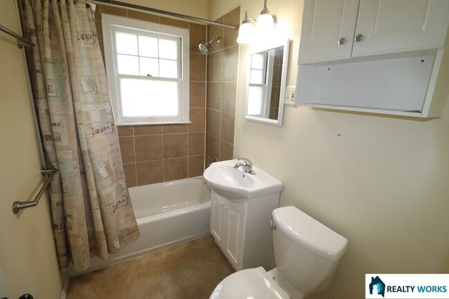 Building Photo - Adorable Two Bed One Bath Home