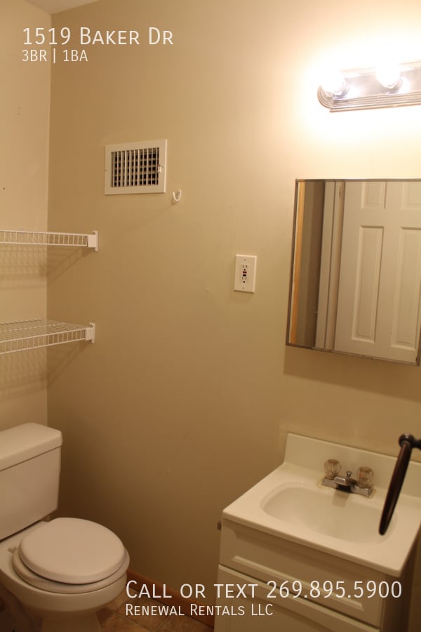 Building Photo - 1519 Baker Dr