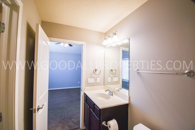 Building Photo - 4 Bedroom Detached Townhome in Waukee with Finished Basement