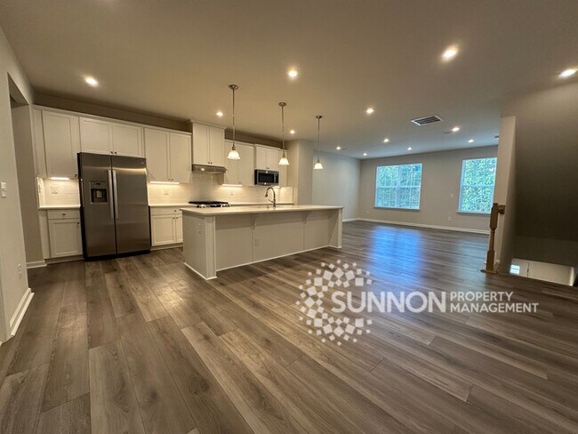 Building Photo - Beautiful 4 Bed 3.5 Bath Townhome minutes ...