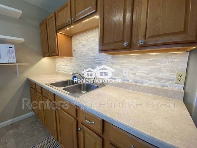 Building Photo - 6633 NW 6th Dr