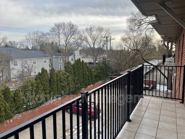 Building Photo - 2735 E Maple Rd